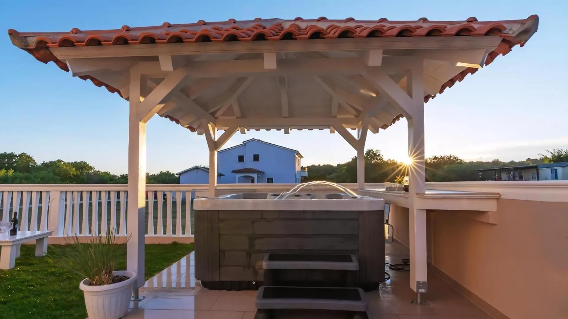 Ferienwohnung Mit Jacuzzi In Villa Mit Parkplatz Ližnjan Apartamento