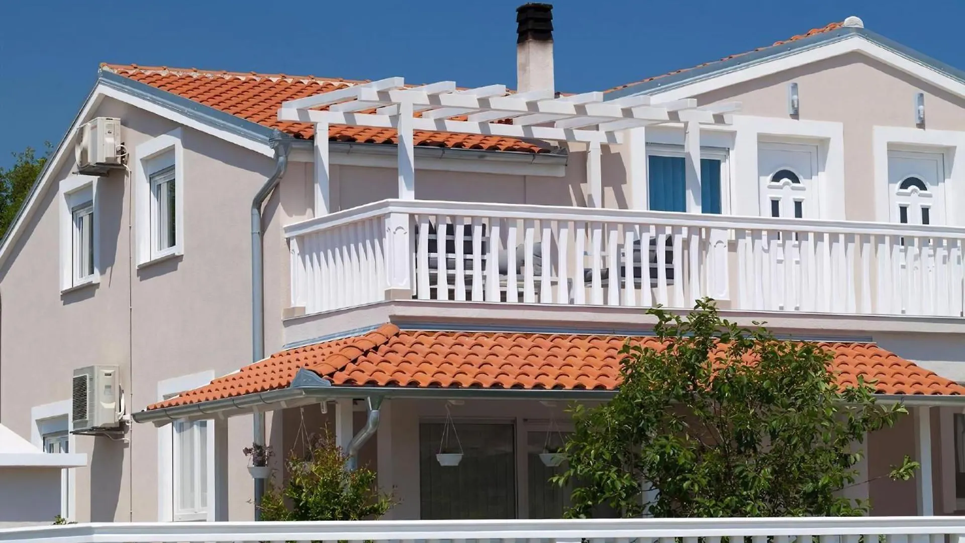 Ferienwohnung Mit Jacuzzi In Villa Mit Parkplatz Liznjan