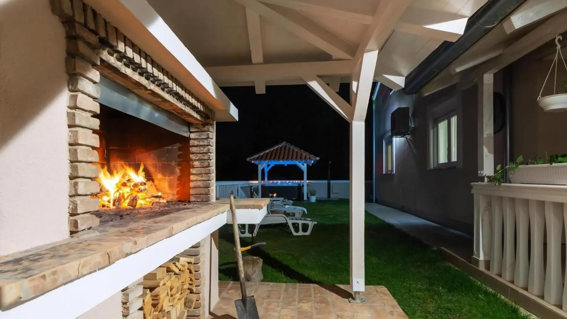 Ferienwohnung Mit Jacuzzi In Villa Mit Parkplatz Liznjan Apartment